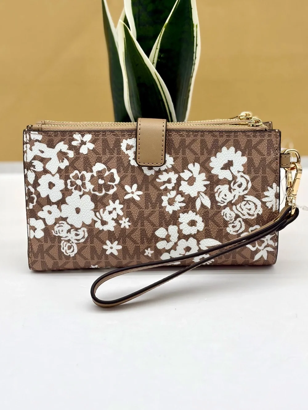 MICHAEL KORS Jet Set Travel Large Printed Signature Logo Wristlet Wallet Camel